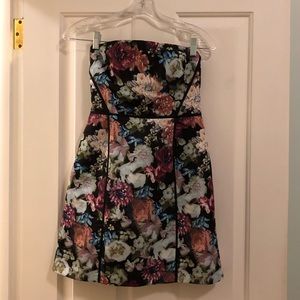 Kimchi Blue 🖤🌸 black floral strapless dress sz M